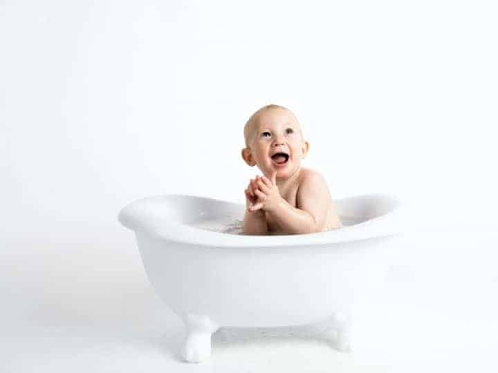 Read more about the article Wie man ein Baby duscht: Ein kurzer Ratgeber