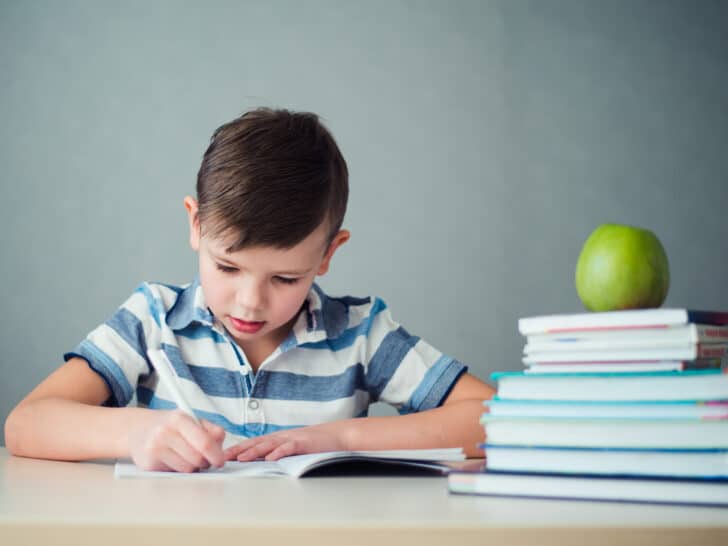 Read more about the article Hier sind 7 Tipps, wie du dein Kind zum Lernen motivieren kannst