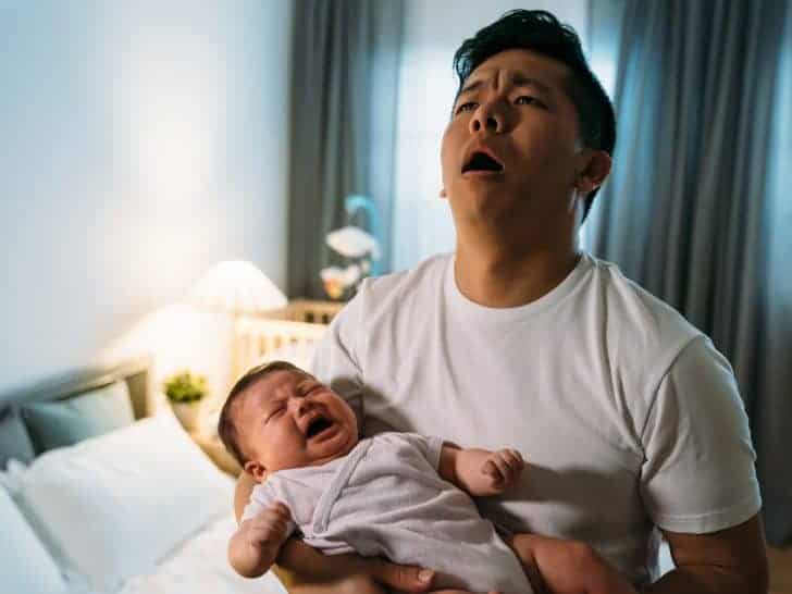 Read more about the article Baby schreit mit Papa: 10 hilfreiche Tipps, die du ausprobieren kannst